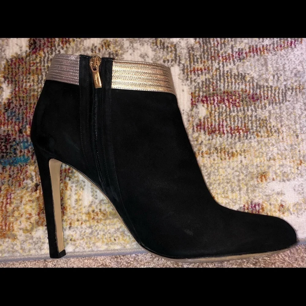 𝅺Salvatore Ferragamo booties blk/gold/silver w box